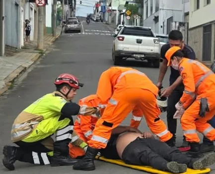 Motociclista sofre traumatismo craniano após colisão com carro