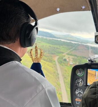 EXCLUSIVO | Vídeo de dentro do helicóptero mostra o momento da chegada da imagem de Nossa Senhora em Carmo
