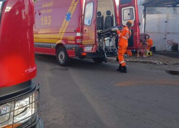 Motociclista de 22 anos fica ferido em colisão com carro em Alfenas