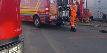 Motociclista de 22 anos fica ferido em colisão com carro em Alfenas