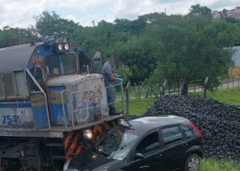 Carro é atingido por trem e fica destruído em acidente