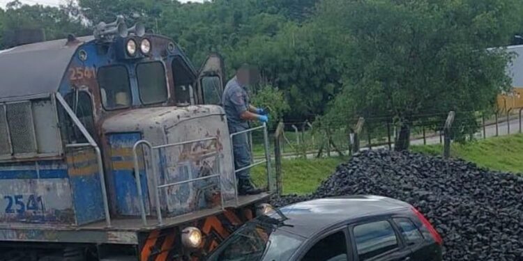 Carro é atingido por trem e fica destruído em acidente