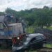 Carro é atingido por trem e fica destruído em acidente