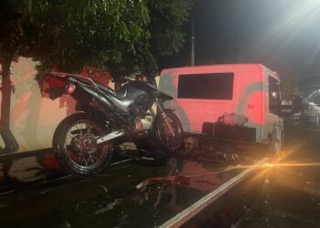 Dois adolescentes são apreendidos após furtarem motocicleta e esconderem veículo em área de vegetação