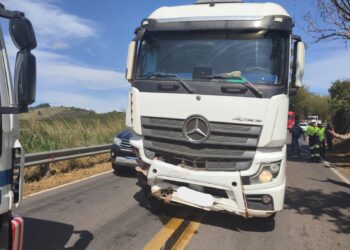 Engavetamento envolvendo seis veículos deixa passageira ferida na MG-290