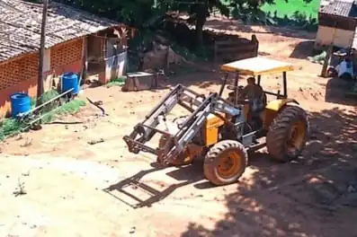 Trator agrícola é furtado em fazenda que fica sentido Campo do Meio