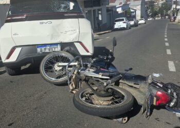 Motociclista de 19 anos fica ferido após acidente envolvendo duas motos e carro em Alfenas
