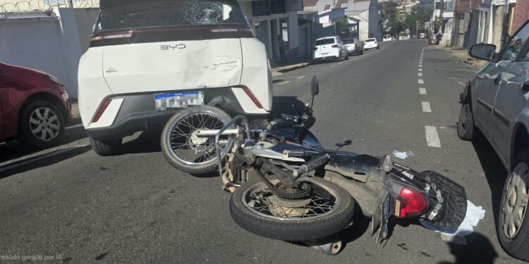 Motociclista de 19 anos fica ferido após acidente envolvendo duas motos e carro em Alfenas