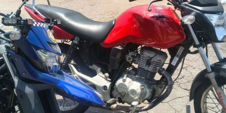 Motocicleta sem retrovisores e com escapamento adulterado é removida no Sul de Minas