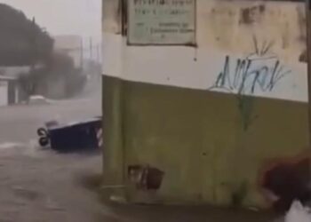 VÍDEO: Carro é arrastado por enxurrada durante temporal em São Sebastião do Paraíso