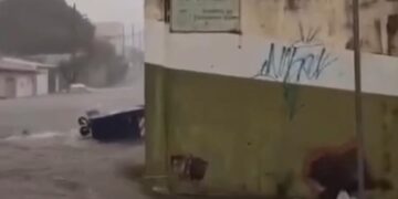 VÍDEO: Carro é arrastado por enxurrada durante temporal em São Sebastião do Paraíso