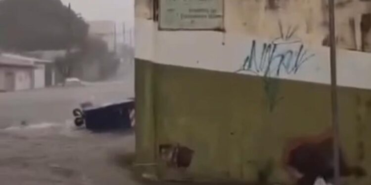 VÍDEO: Carro é arrastado por enxurrada durante temporal em São Sebastião do Paraíso