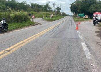 Dois jovens ficam feridos após colisão entre motocicletas na MG-050