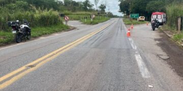 Dois jovens ficam feridos após colisão entre motocicletas na MG-050