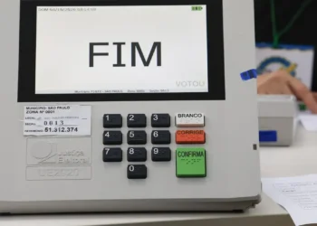 TSE registra 421 urnas substituídas nas primeiras horas de votação