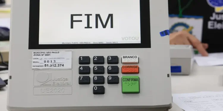 TSE registra 421 urnas substituídas nas primeiras horas de votação