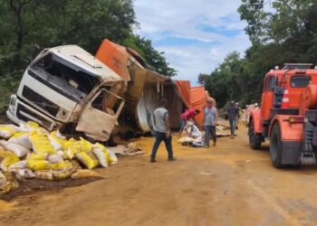 Caminhoneiro fica gravemente ferido após carreta capotar na BR-354