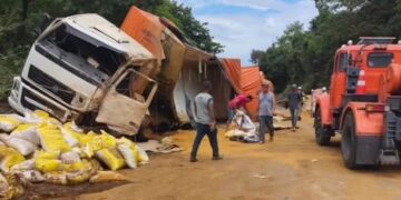 Caminhoneiro fica gravemente ferido após carreta capotar na BR-354