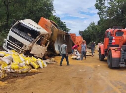 Caminhoneiro fica gravemente ferido após carreta capotar na BR-354