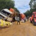 Caminhoneiro fica gravemente ferido após carreta capotar na BR-354