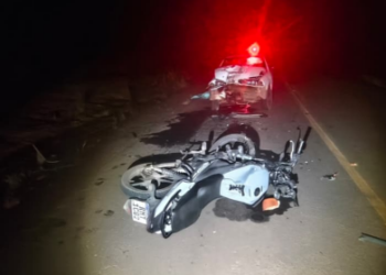 Acidente fatal: moto invade contramão em curva e bate de frente com carro