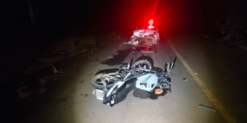 Acidente fatal: moto invade contramão em curva e bate de frente com carro