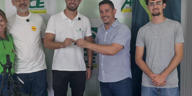 VÍDEO | Campanha Sou + Carmo do Rio Claro 2026 entrega bicicleta elétrica ao ganhador