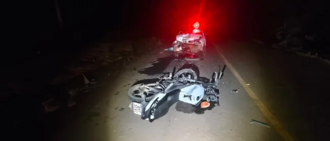 Acidente fatal: moto invade contramão em curva e bate de frente com carro