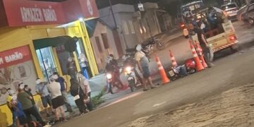 Motociclista fica ferido em colisão com carro no centro de Passos