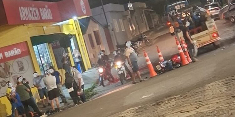 Motociclista fica ferido em colisão com carro no centro de Passos