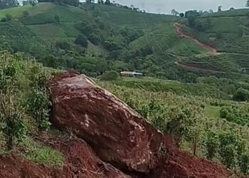 VÍDEO | Enorme pedra se desloca do alto de serra no bairro Ibituruna em Nova Resende (MG)