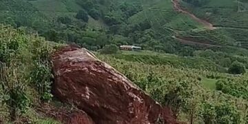 VÍDEO | Enorme pedra se desloca do alto de serra no bairro Ibituruna em Nova Resende (MG)