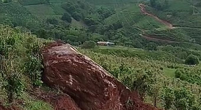 VÍDEO | Enorme pedra se desloca do alto de serra no bairro Ibituruna em Nova Resende (MG)