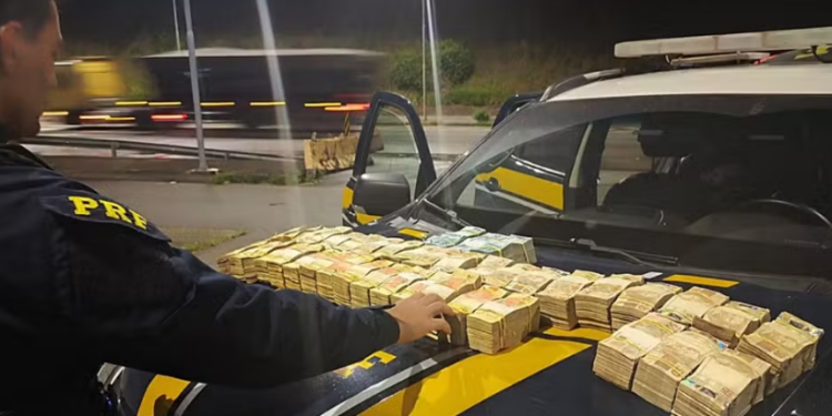 Motorista flagrado com R$ 870 mil em mala na Fernão Dias diz que dinheiro era ligado à política