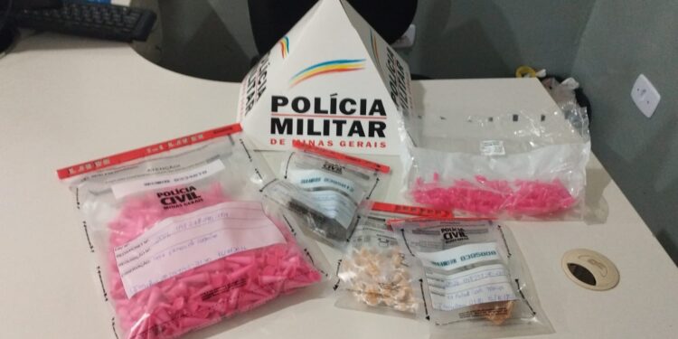 Polícia Militar apreende centenas de pinos de cocaína e pedras de crack em Serrania