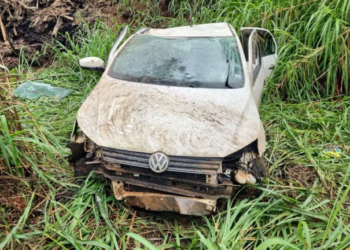 Motorista fica ferido após carro capotar na BR-354