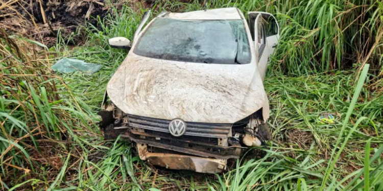 Motorista fica ferido após carro capotar na BR-354